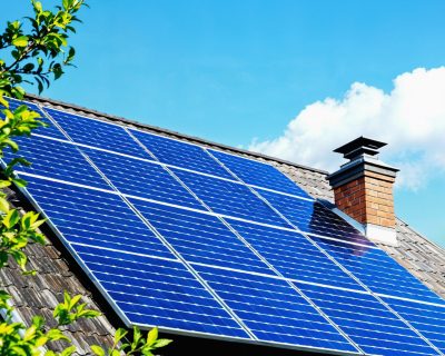 paneles-solares-en-el-techo-de-la-casa